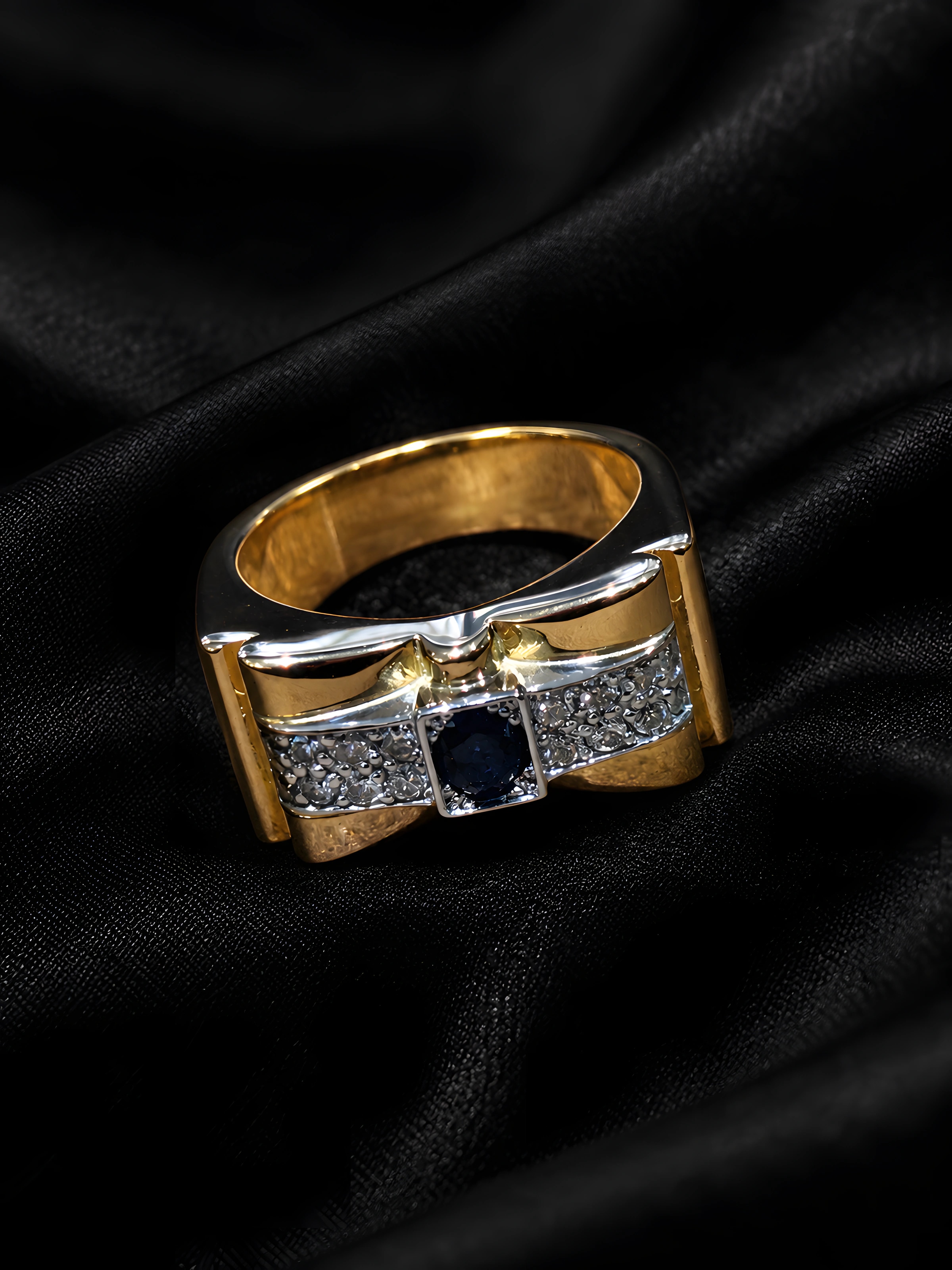 Bague bicolore sur mesure, pierre bleue centrale et pavage, née de ces bijoux anciens